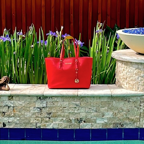 Michael Kors LG Red Jet Set Saffiano Leather Tote w/Detachable Shoulder Straps - Picture 15 of 17